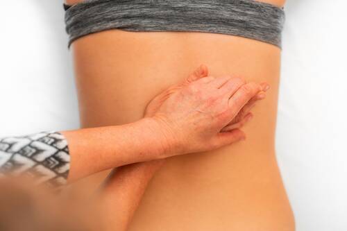 Ostheopathy on the bare back of a woman